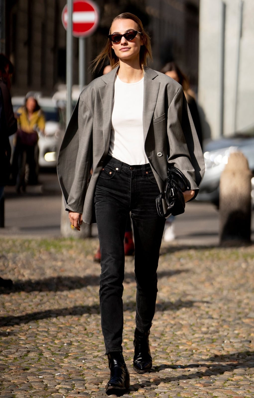 Gray Oversized Blazer with Black Skinny Jeans and White T-Shirt — Skinny Jeans Outfits