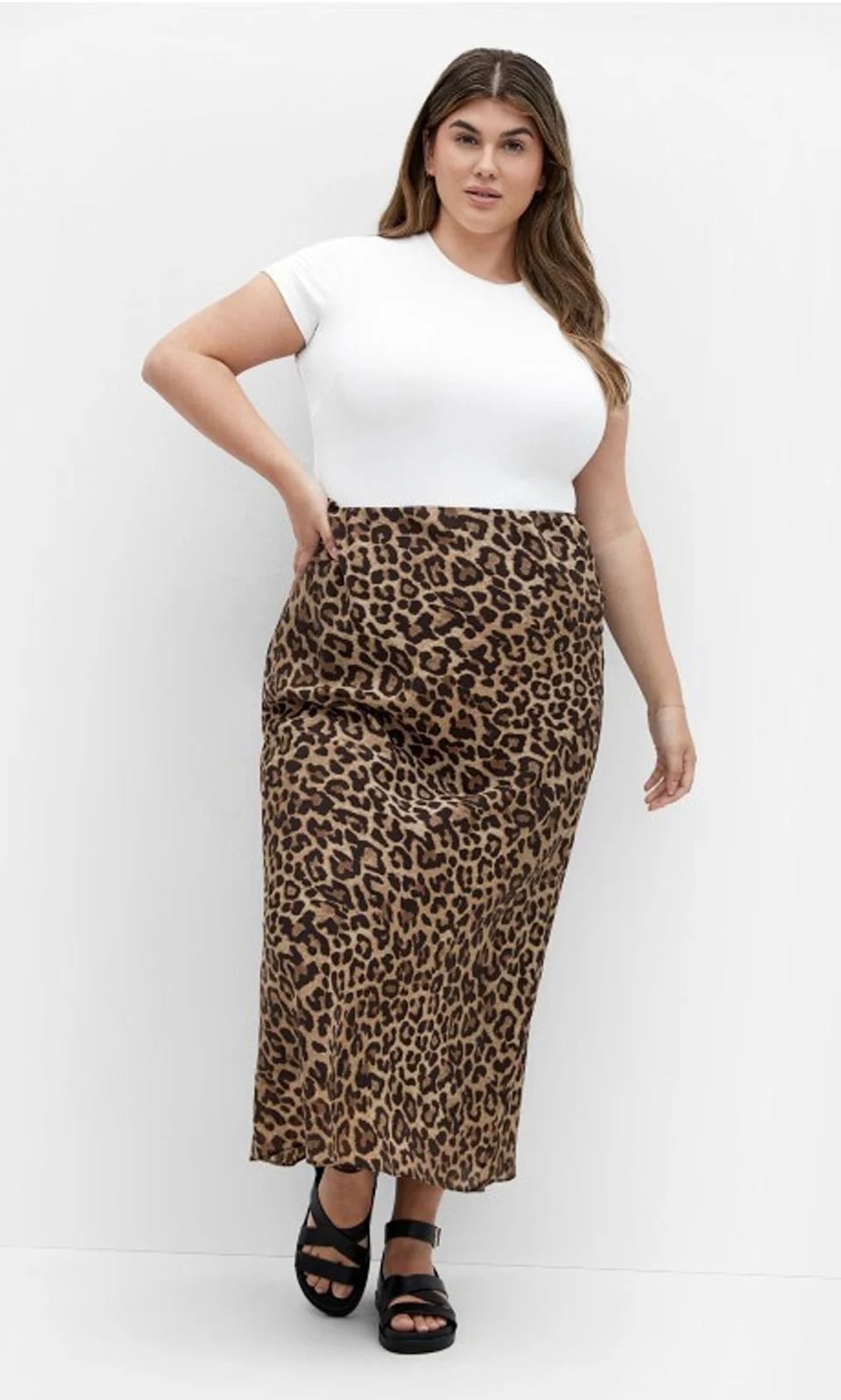 Leopard Print Maxi Skirt With Fitted T-Shirt — Skirt Outfit Plus Size
