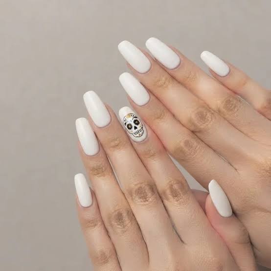 White Medium Coffin Colorful Skull Accent Nails White Medium Coffin Colorful Skull Accent Nails — Skull Nails