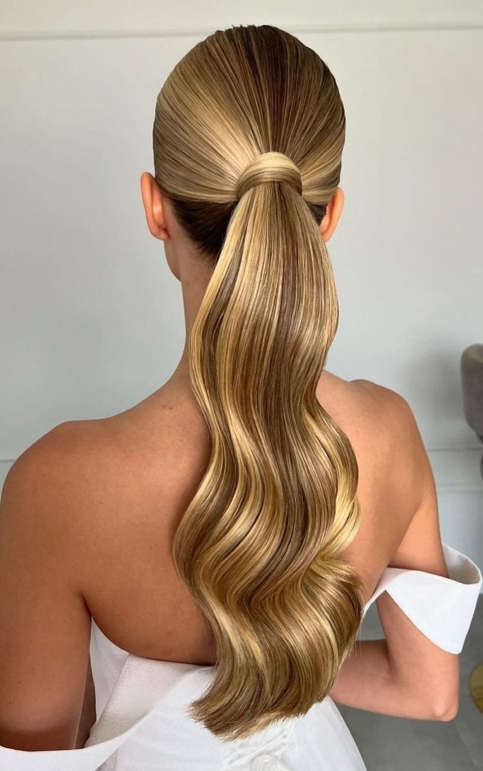 High Wavy Blonde Ponytail With Highlights — Sleek Ponytail