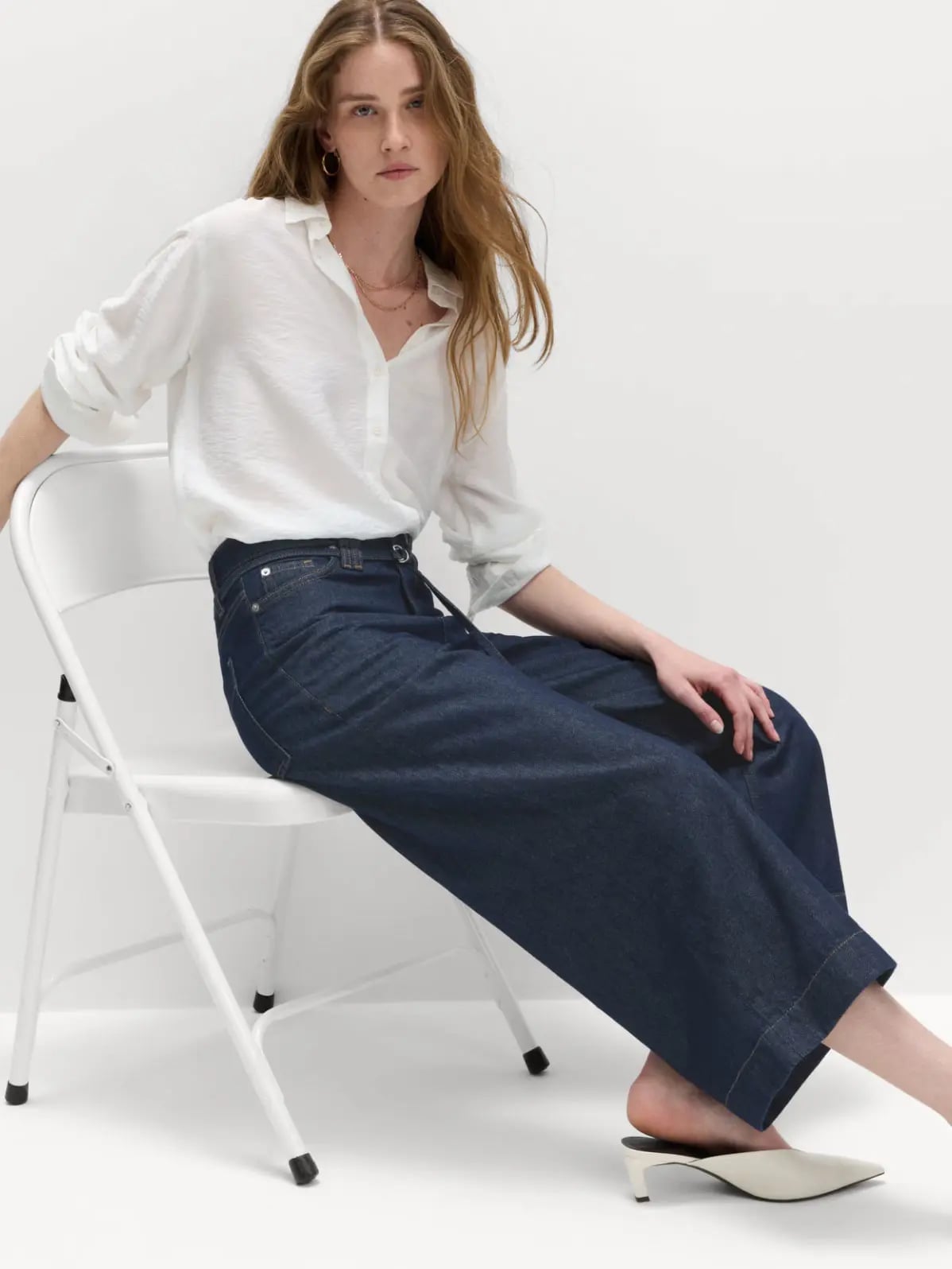 White Shirt With Dark Wash Wide Leg Jeans White Shirt With Dark Wash Wide Leg Jeans — Smart Casual Outfits