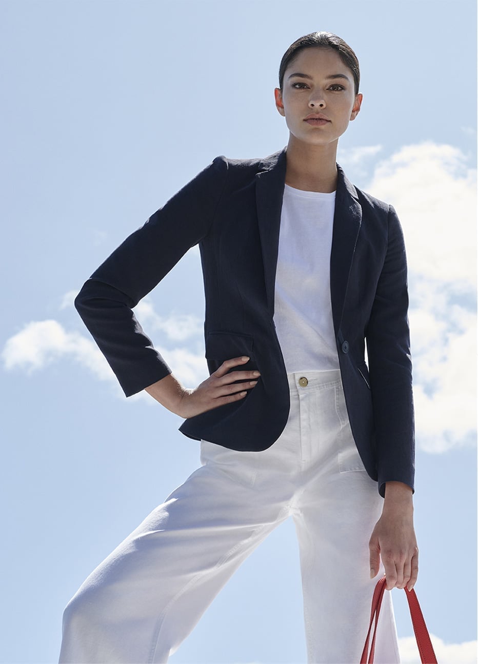 Navy Blazer With White T-shirt and Linen Trousers Navy Blazer With White T-shirt and Linen Trousers — Smart Casual Outfits