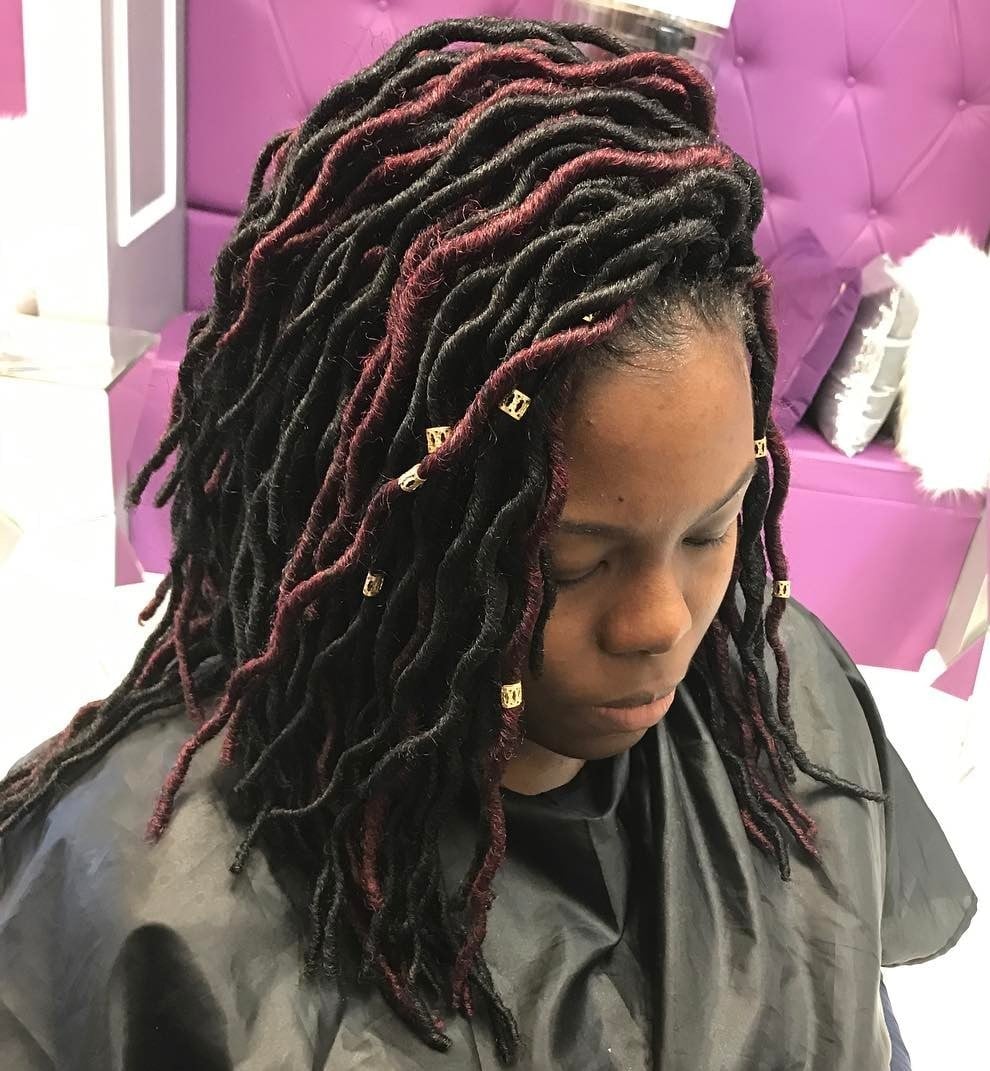 Collarbone Faux Locs With Burgundy Highlights Collarbone Faux Locs With Burgundy Highlights — Soft Locs Hairstyles