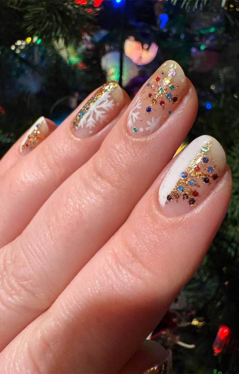 Short Round Beige With Glitter Tree And Snowflake Short Round Beige With Glitter Tree And Snowflake — Sparkly Christmas Nails