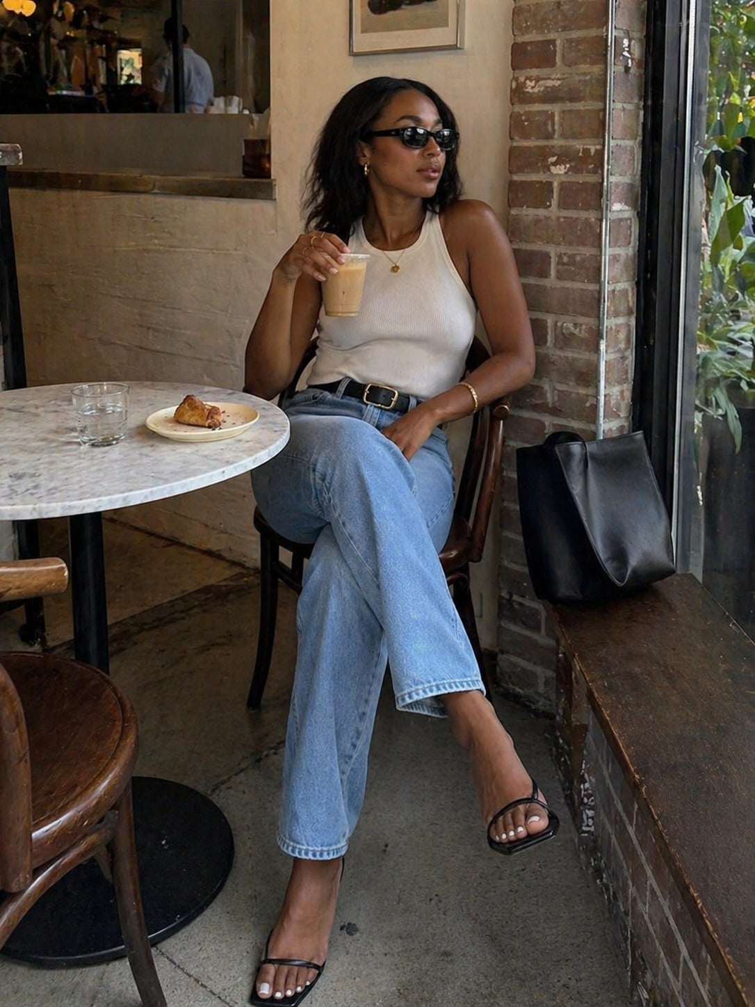 Light Wash Straight Leg Jeans With Black Sandals — Straight Leg Jeans Outfits