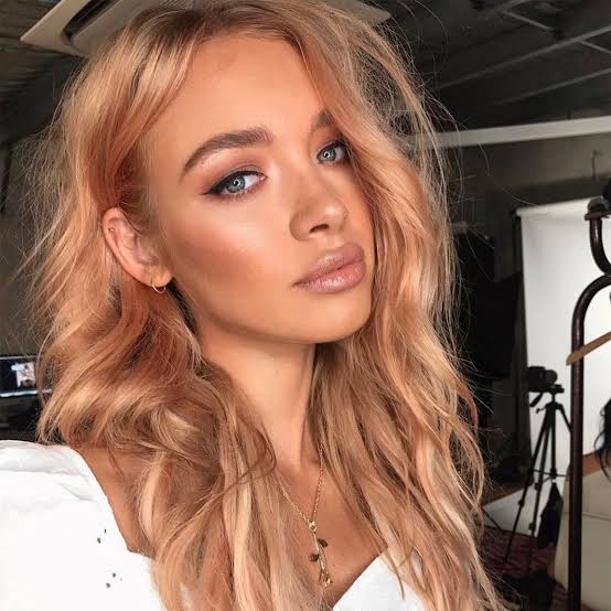 Collarbone Wavy Blowout With Subtle Highlights — Strawberry Blonde