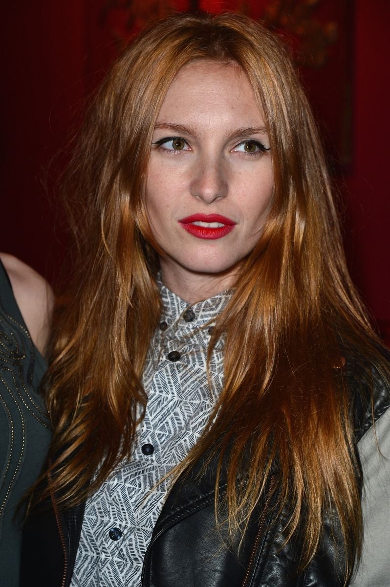 Collarbone Wavy Blowout With Subtle Highlights, Close-Up Take — Strawberry Blonde