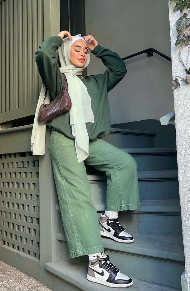 Monochromatic Green Sweatshirt and Cargo Pants Set — Streetwear Outfits