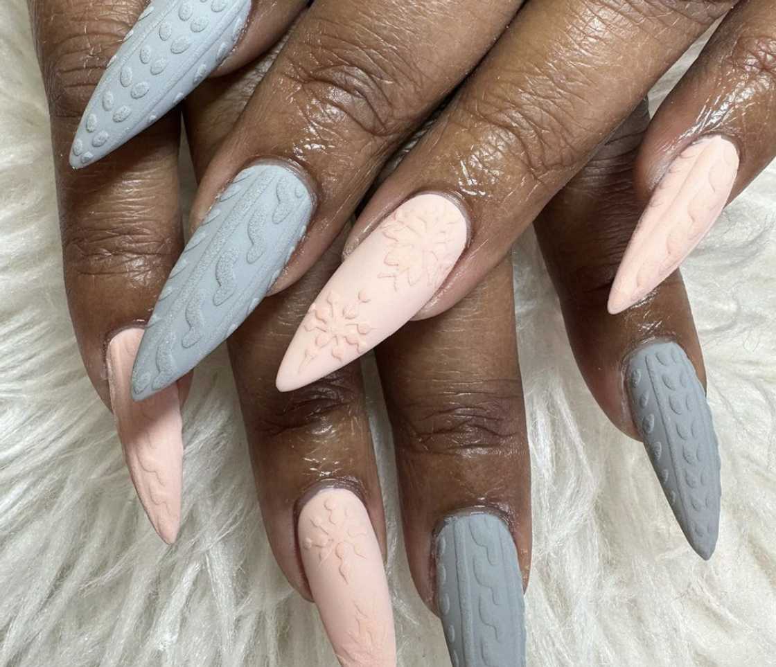 Gray Pink Beige Matte 3D Sweater Knit Snowflake Nails Gray Pink Beige Matte 3D Sweater Knit Snowflake Nails — Sweater Nails