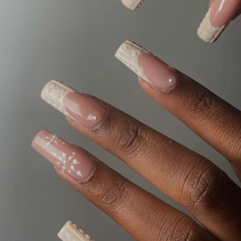 Short Pale Pink Beige Matte Knit Snowflake Nails, Close-Up Take Short Pale Pink Beige Matte Knit Snowflake Nails, Close-Up Take — Sweater Nails