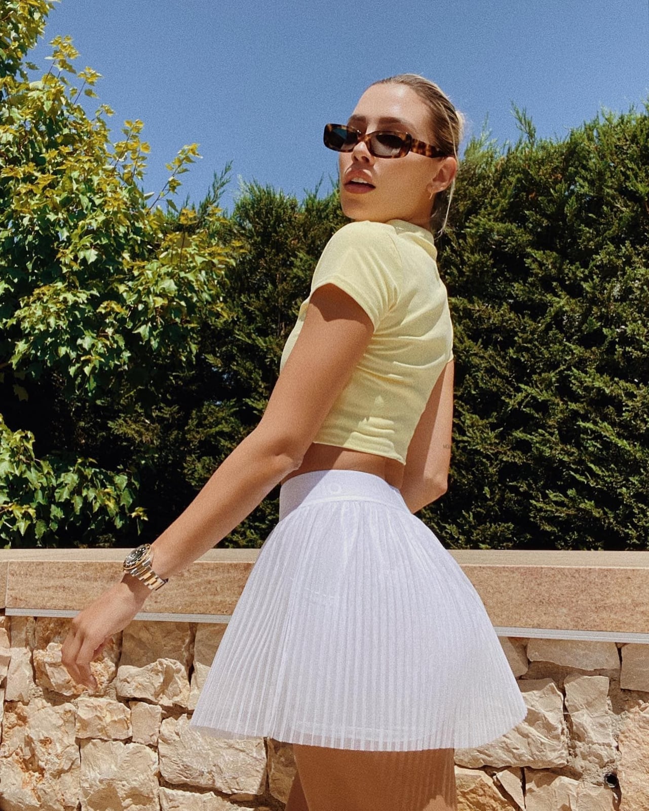 White Tennis Skirt with Yellow Cropped T-Shirt and Sunglasses White Tennis Skirt with Yellow Cropped T-Shirt and Sunglasses — Tennis Skirt Outfits