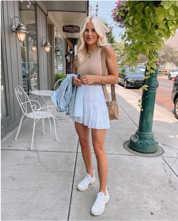Casual Beige and Light Blue Outfit with a White Tennis Skirt Casual Beige and Light Blue Outfit with a White Tennis Skirt — Tennis Skirt Outfits
