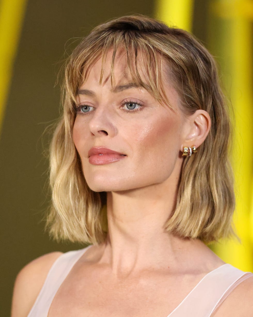 Collarbone Bob With Ash Blonde Curtain Bangs Collarbone Bob With Ash Blonde Curtain Bangs — Textured Bob