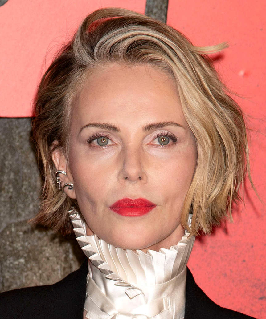 Chin Bob With Textured Layers And Side Fringe Chin Bob With Textured Layers And Side Fringe — Textured Bob