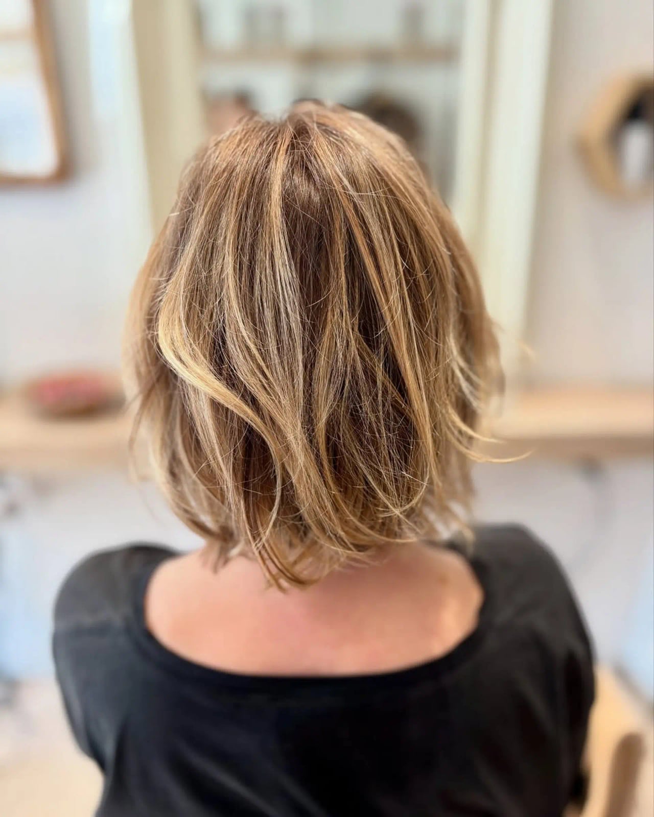 Collarbone Layered Bob With Blonde Tones Collarbone Layered Bob With Blonde Tones — Textured Bob