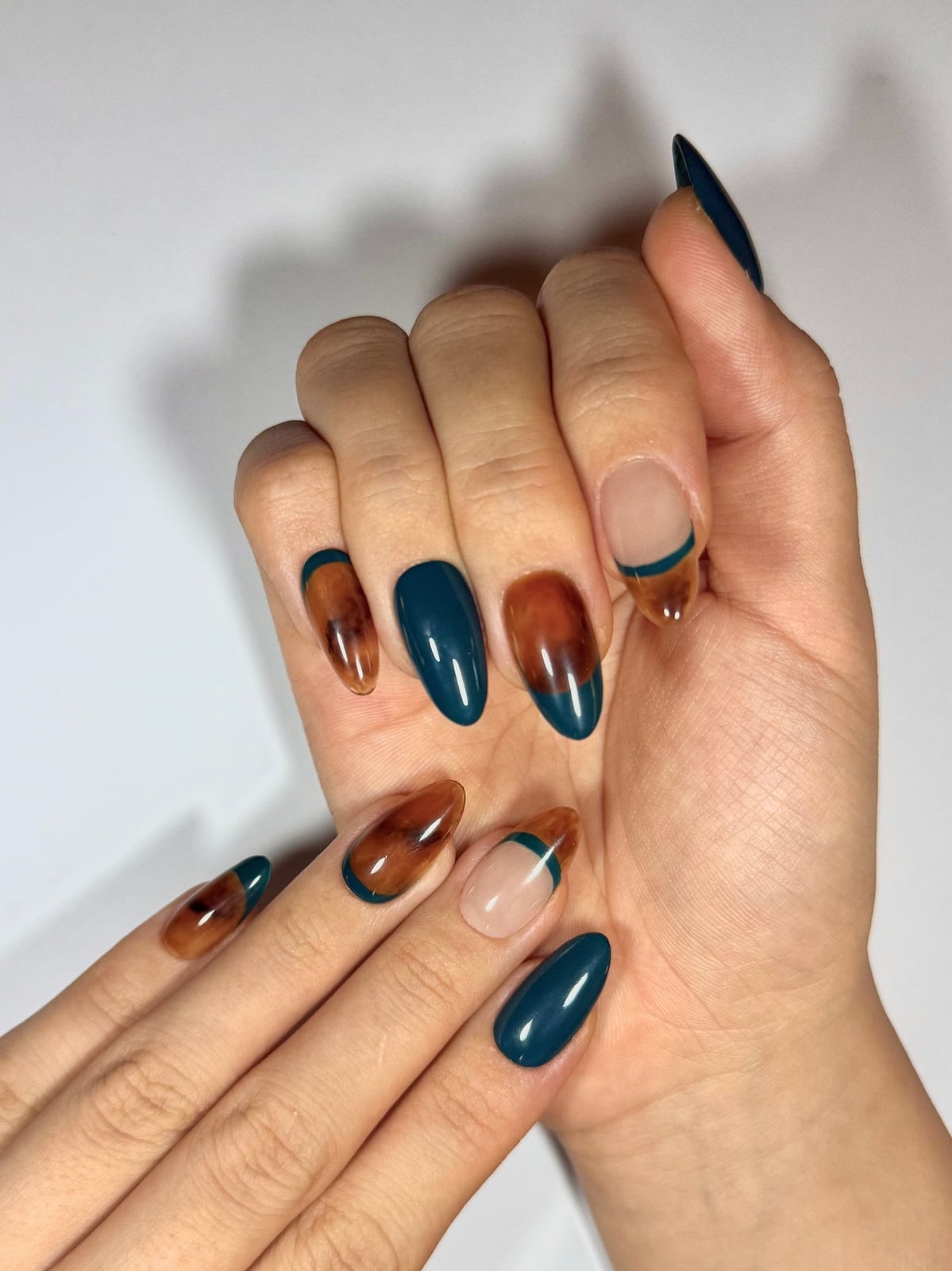 Short Almond Tortoise French Tips With Medium Oval Short Almond Tortoise French Tips With Medium Oval — Tortoise Nails