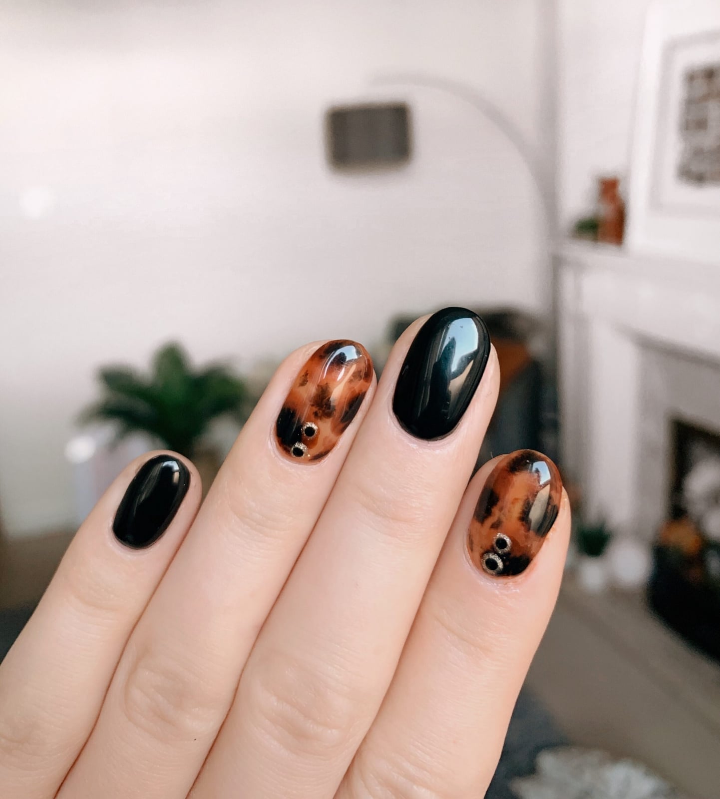 Long Stiletto Tortoise Rhinestones Long Stiletto Tortoise Rhinestones — Tortoise Nails