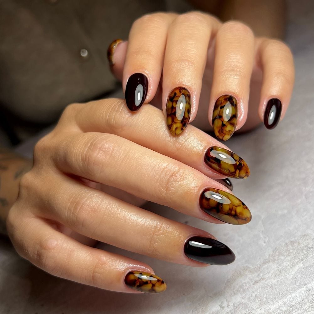 Oval Nails with Dark Brown Accents Oval Nails with Dark Brown Accents — Tortoise Shell Nails