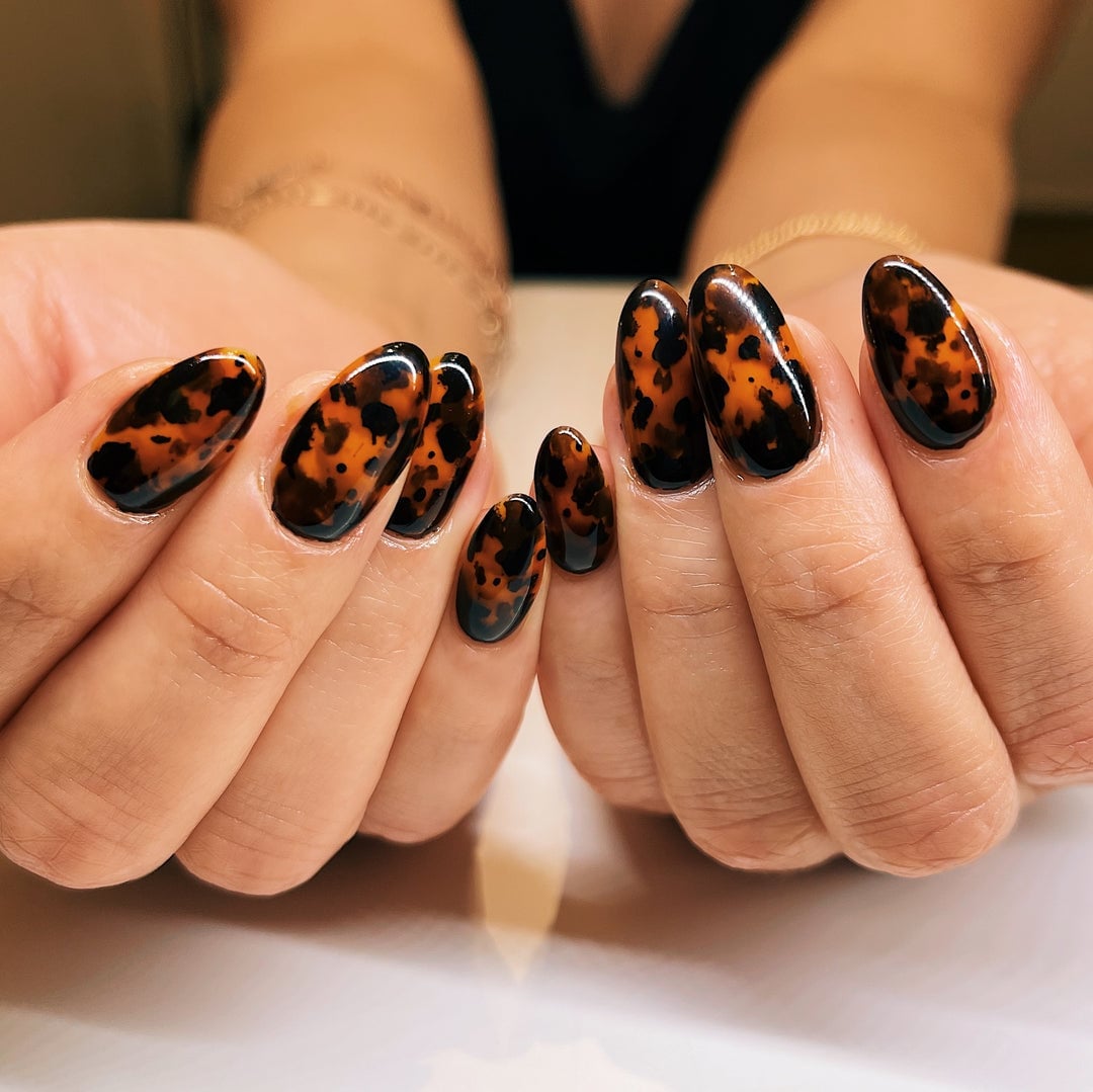 Glossy Oval Tortoiseshell Pattern, Amber Glossy Oval Tortoiseshell Pattern, Amber — Tortoise Shell Nails