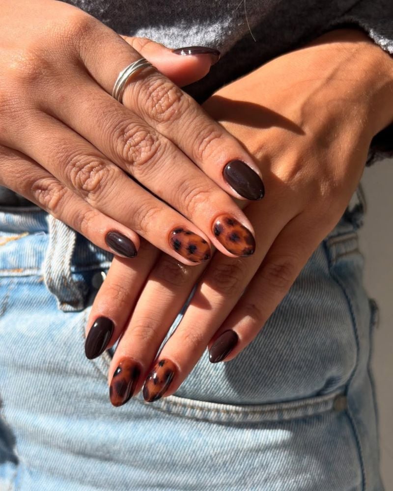 Medium Oval Tortoiseshell Pattern Hands Medium Oval Tortoiseshell Pattern Hands — Tortoise Shell Nails