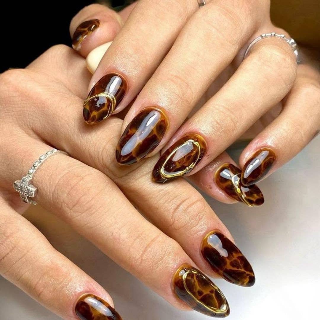Medium Almond Tortoiseshell with Gold Medium Almond Tortoiseshell with Gold — Tortoise Shell Nails