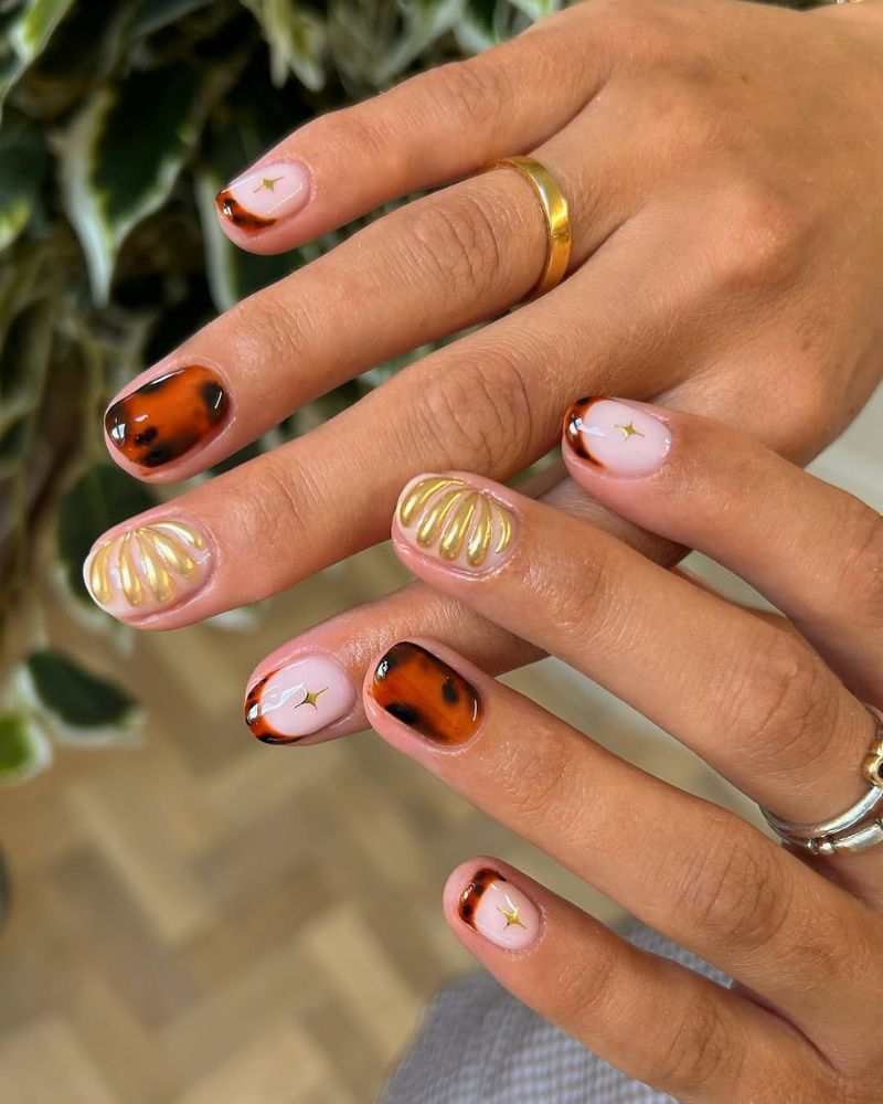 Short Oval Tortoiseshell Accent with 3D Shell Short Oval Tortoiseshell Accent with 3D Shell — Tortoise Shell Nails