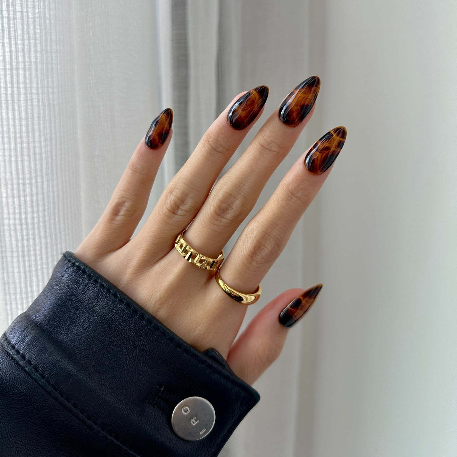 Medium Almond Amber Tortoiseshell Pattern Medium Almond Amber Tortoiseshell Pattern — Tortoise Shell Nails