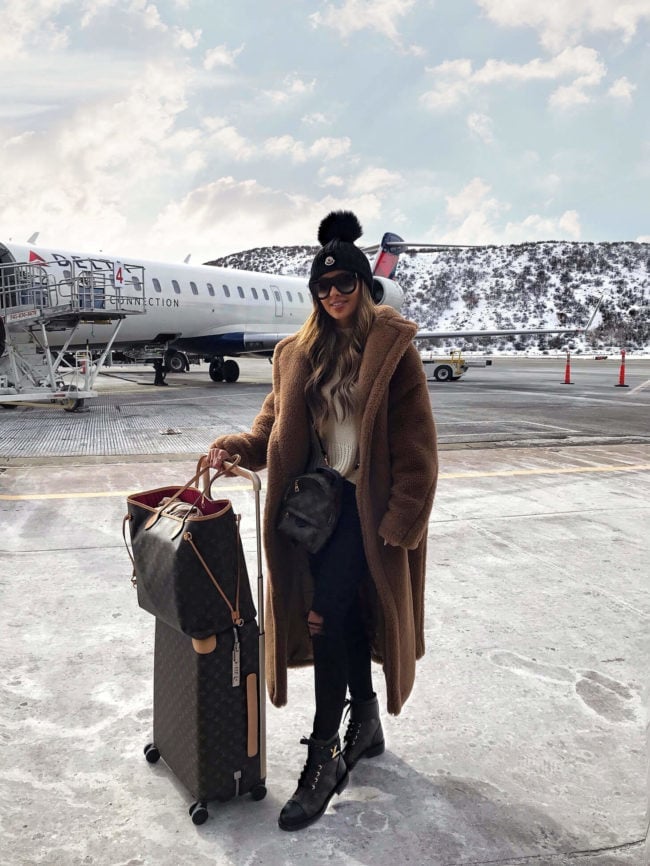 Teddy Coat and Ripped Jeans for Edgy Travel Teddy Coat and Ripped Jeans for Edgy Travel — Travel Outfits