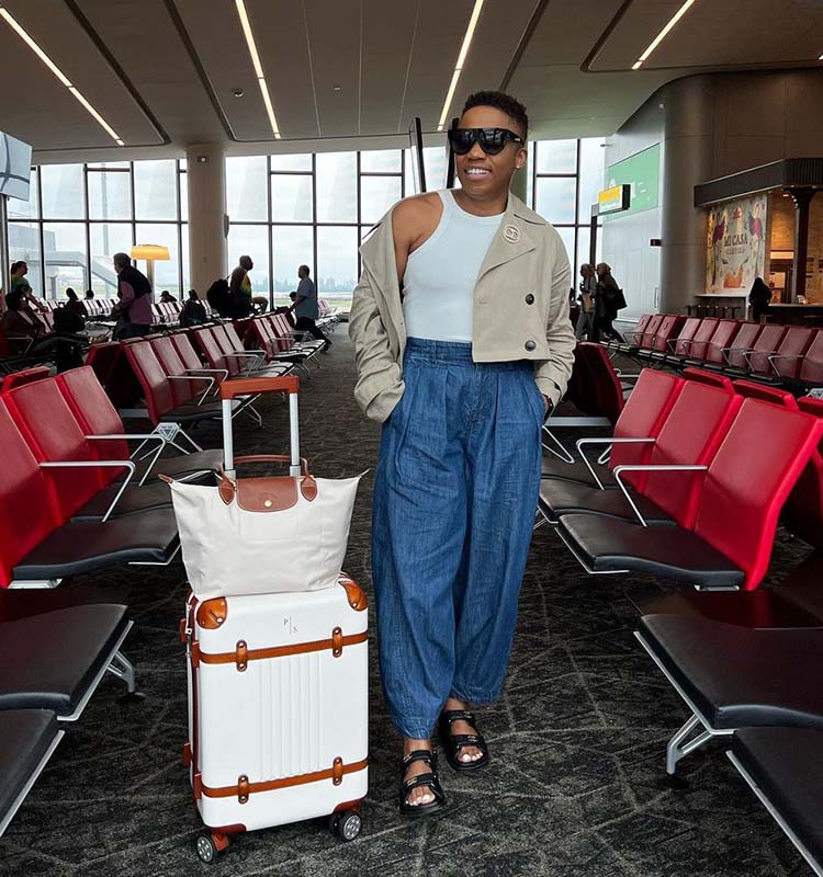 Cropped Jacket Meets Wide-Leg Denim for Travel Cropped Jacket Meets Wide-Leg Denim for Travel — Travel Outfits