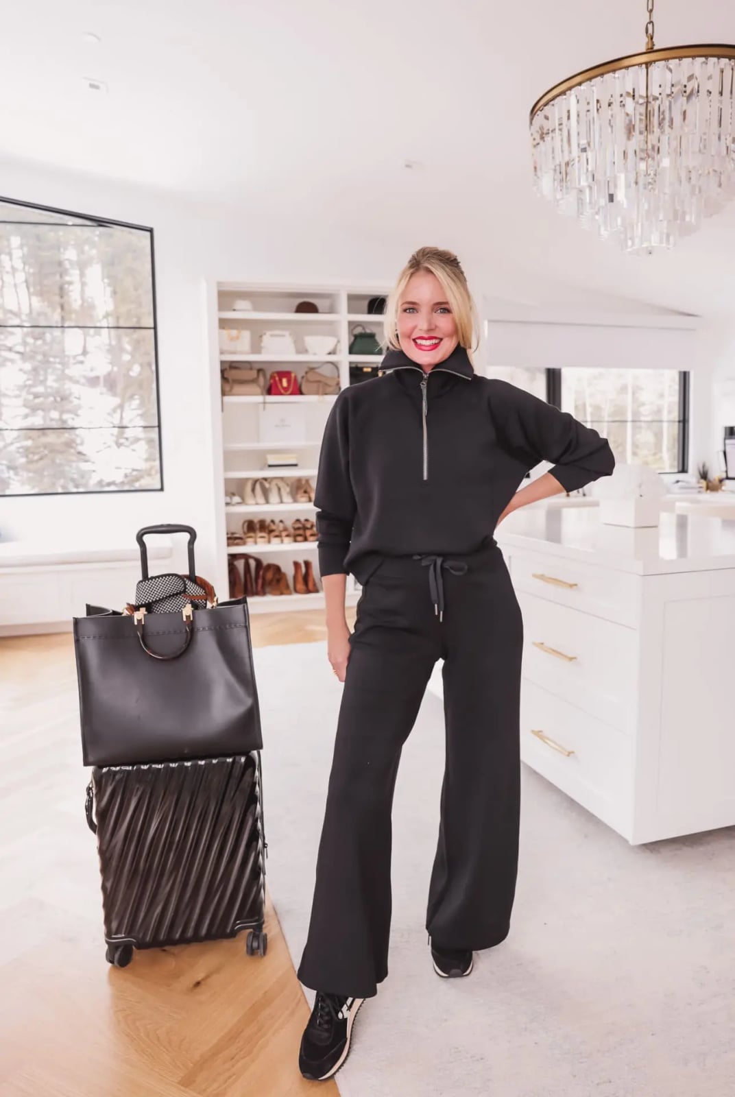 Monochromatic Black Loungewear Set for Travel Monochromatic Black Loungewear Set for Travel — Travel Outfits