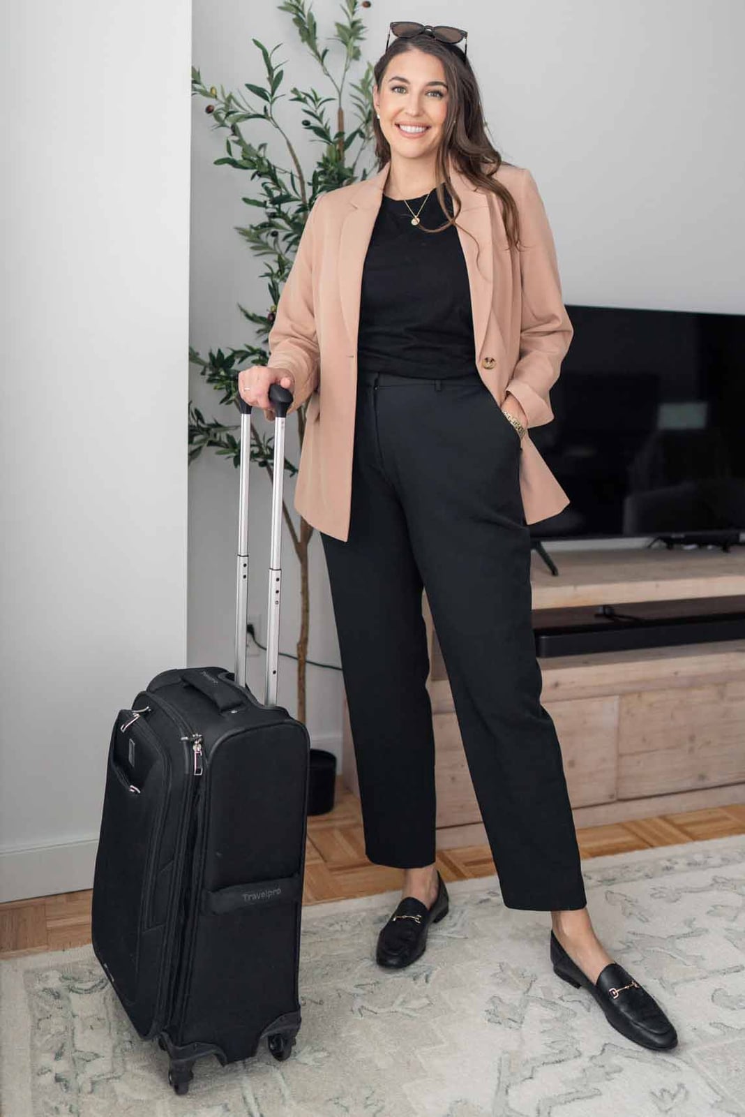 Beige Blazer and Straight Trousers for Travel Beige Blazer and Straight Trousers for Travel — Travel Outfits