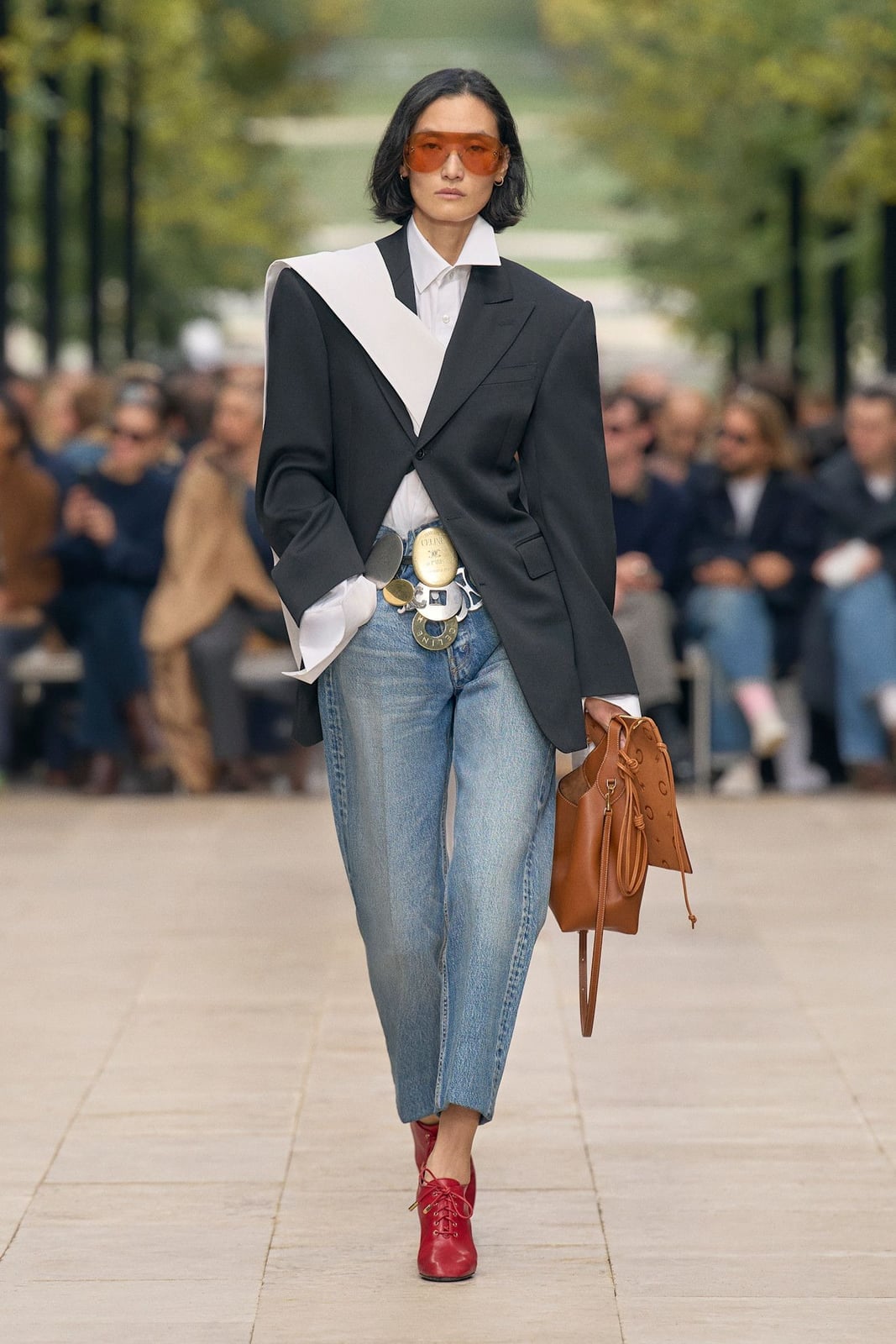 Oversized Blazer Blue Jeans and Red Shoes — Trendy Outfits