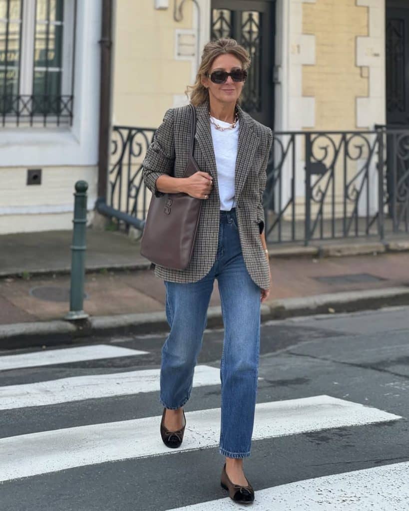 Checked Blazer T-shirt Blue Jeans and Ballet Flats — Trendy Outfits