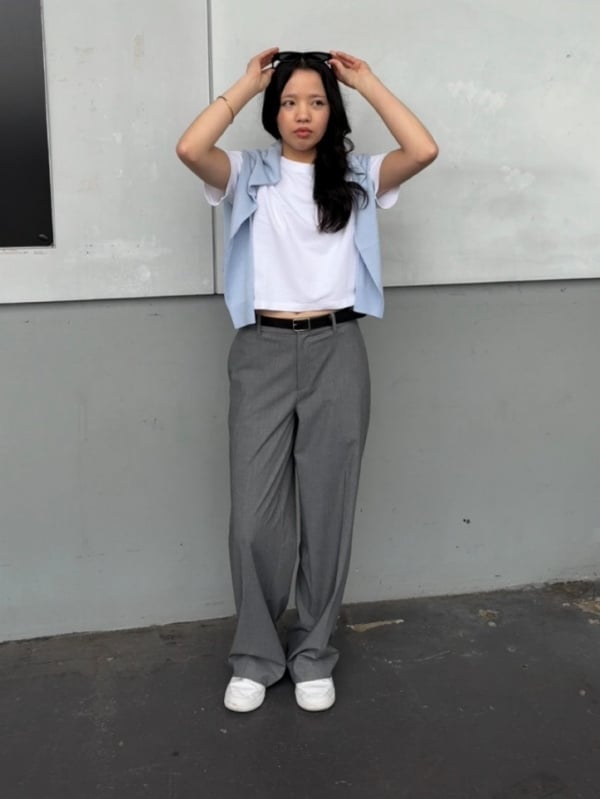 White T-shirt With Cropped Vest And Gray Wide-Leg Trousers White T-shirt With Cropped Vest And Gray Wide-Leg Trousers — Tshirt Outfit