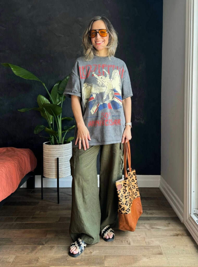 Oversized Graphic T-shirt With Olive Cargo Pants Oversized Graphic T-shirt With Olive Cargo Pants — Tshirt Outfit