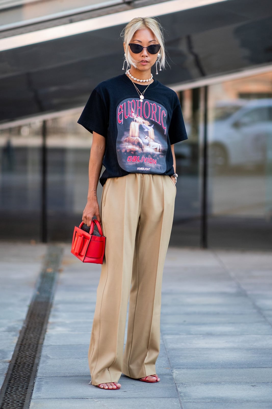 Black Graphic T-shirt With Beige Trousers And Red Sandals Black Graphic T-shirt With Beige Trousers And Red Sandals — Tshirt Outfit