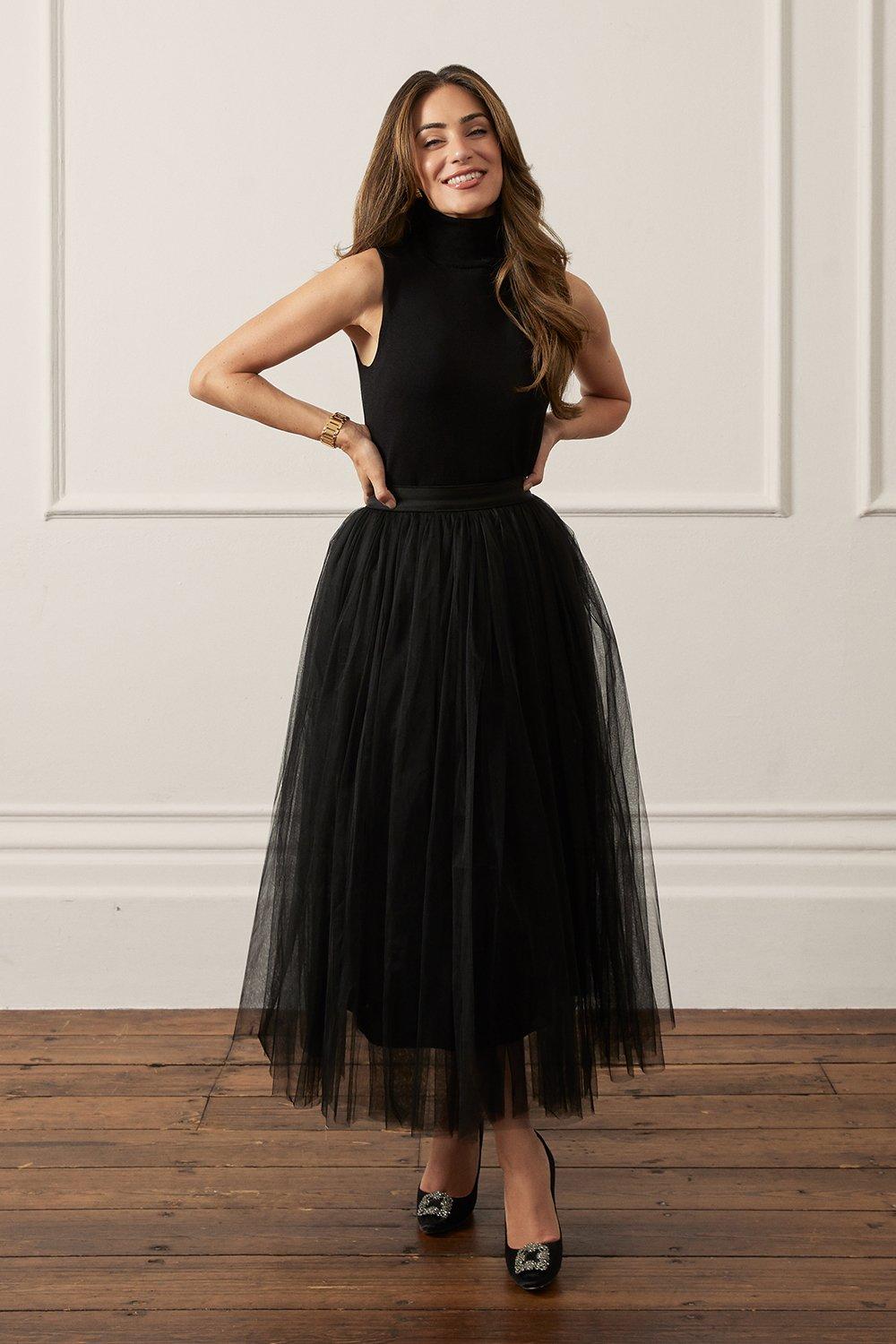 Monochromatic Black Tulle Skirt With Turtleneck and Pointed-Toe Pumps — Tulle Skirt Outfits