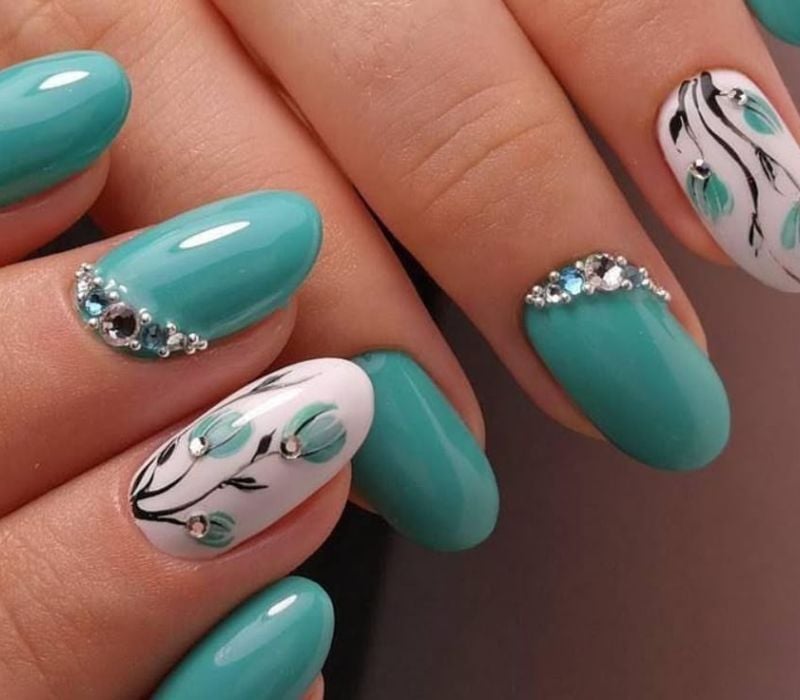 Oval Medium Turquoise Floral Rhinestone Art Oval Medium Turquoise Floral Rhinestone Art — Turquoise Nails