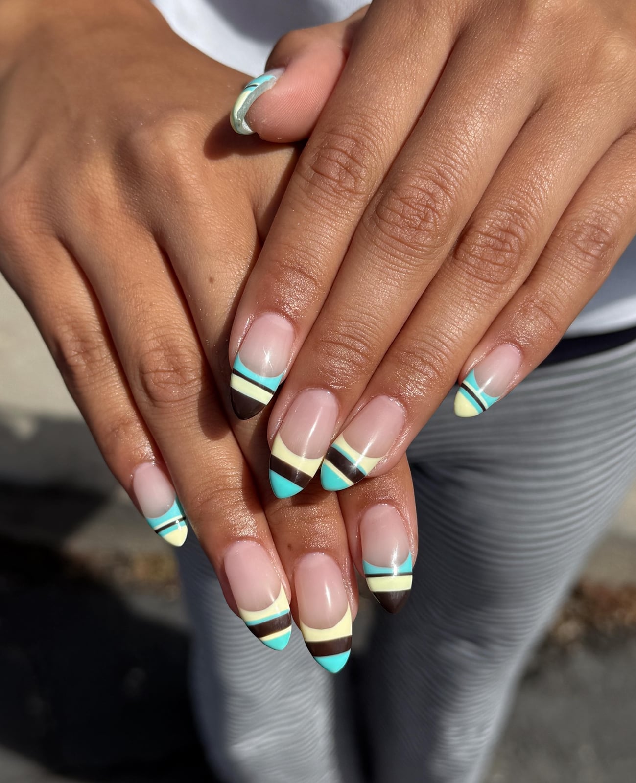 Almond Medium French Stripe Turquoise Brown Almond Medium French Stripe Turquoise Brown — Turquoise Nails
