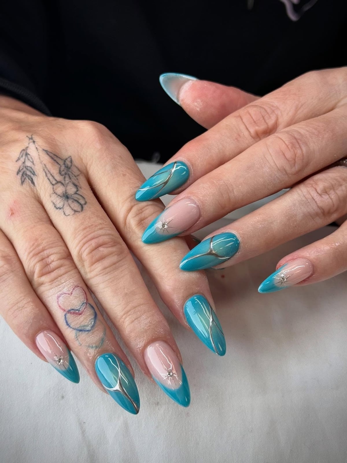 Medium Almond Turquoise Gold Line Rhinestone Medium Almond Turquoise Gold Line Rhinestone — Turquoise Nails
