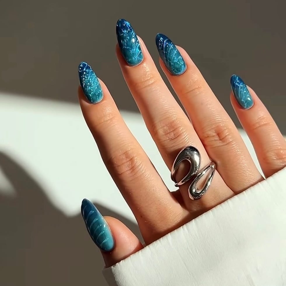 Medium Oval Turquoise Blue Cat Eye Gradient Medium Oval Turquoise Blue Cat Eye Gradient — Turquoise Nails