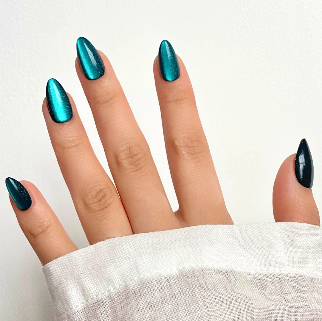 Shimmering Medium Almond Cat Eye Turquoise Shimmering Medium Almond Cat Eye Turquoise — Turquoise Nails