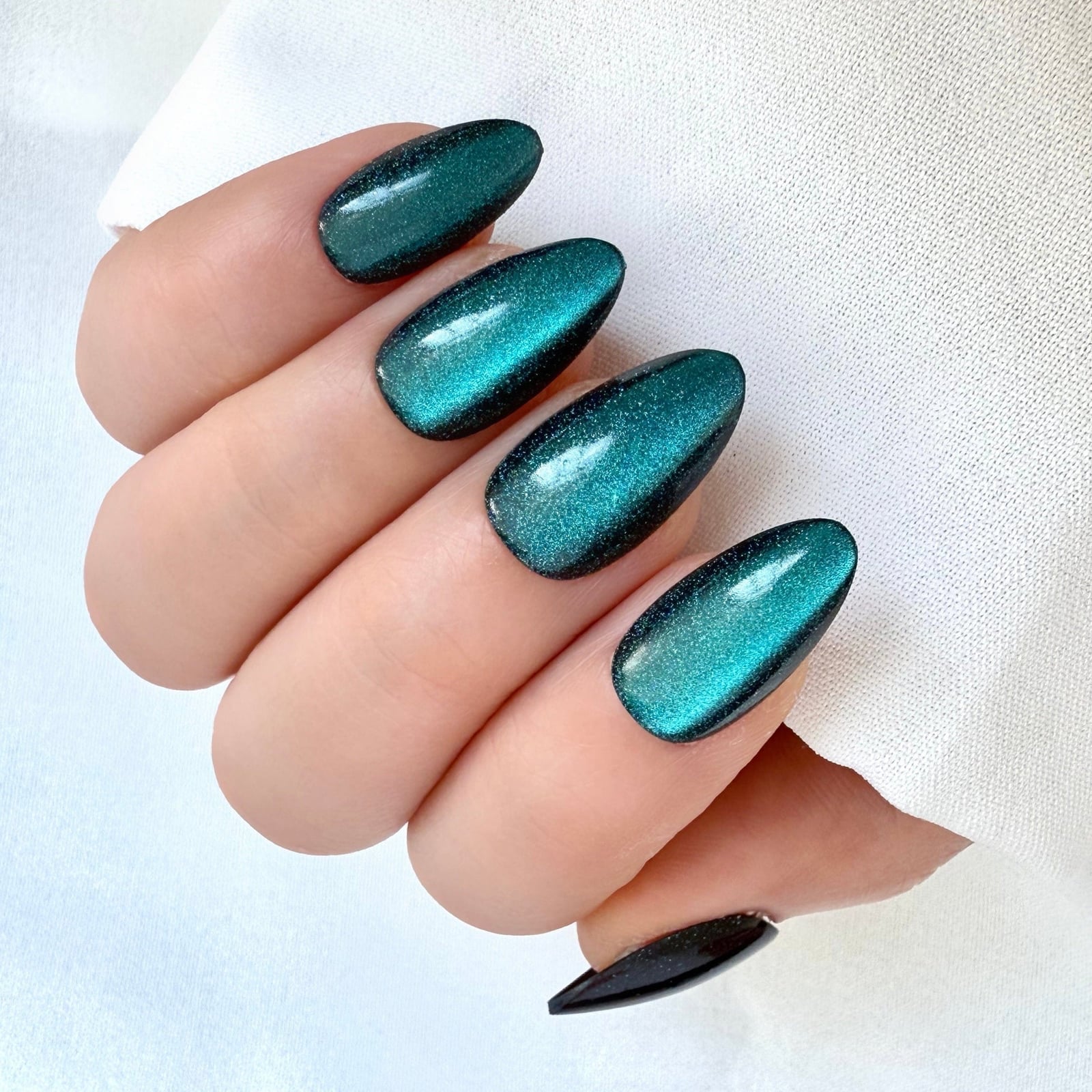 Deep Turquoise Green Undertone Short Almond Cat Eye Deep Turquoise Green Undertone Short Almond Cat Eye — Turquoise Nails