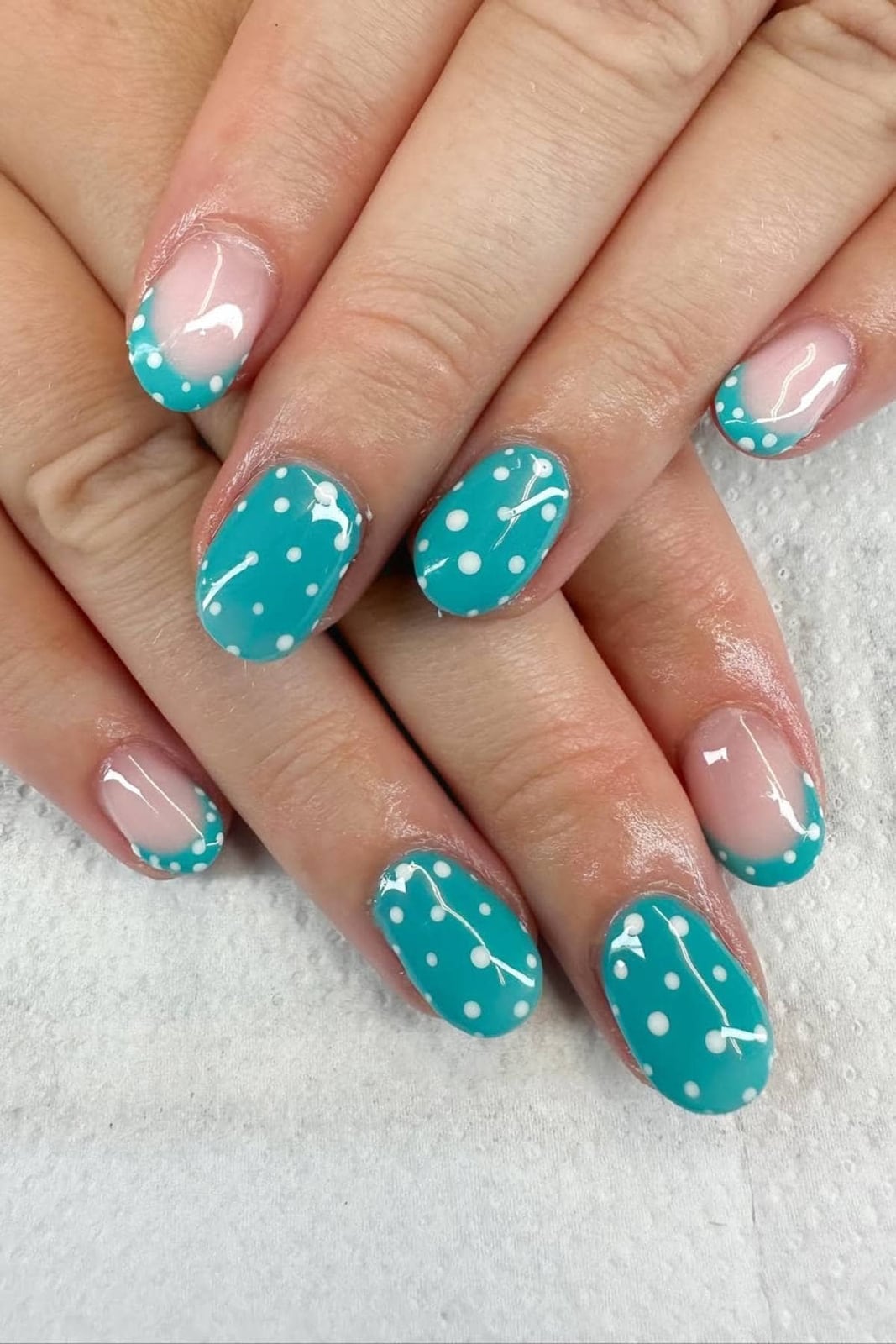 Short Oval Turquoise White Polka Dot Short Oval Turquoise White Polka Dot — Turquoise Nails