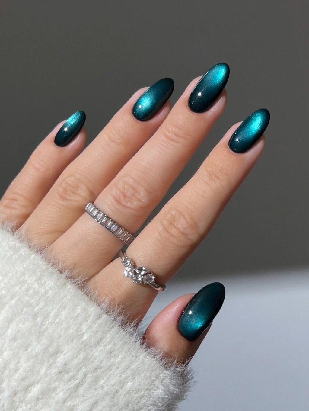Teal Green Undertone Medium Almond Cat Eye, Close-Up Take Teal Green Undertone Medium Almond Cat Eye, Close-Up Take — Turquoise Nails