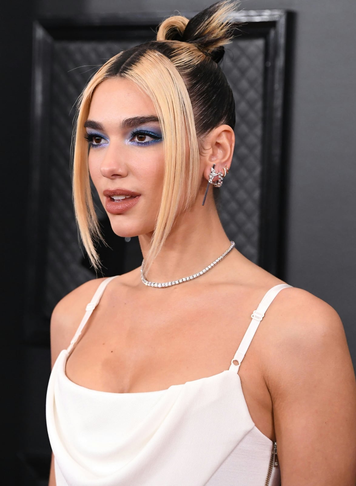 Shoulder Length Black Base With Blonde Front Pieces Shoulder Length Black Base With Blonde Front Pieces — Two Tone Hair