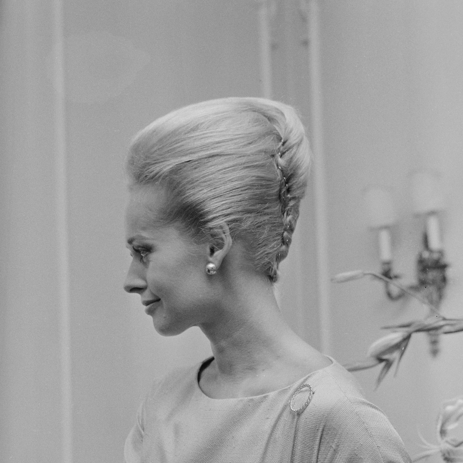 Collarbone Length Blonde Updo With Braid Collarbone Length Blonde Updo With Braid — Vintage Hairstyles