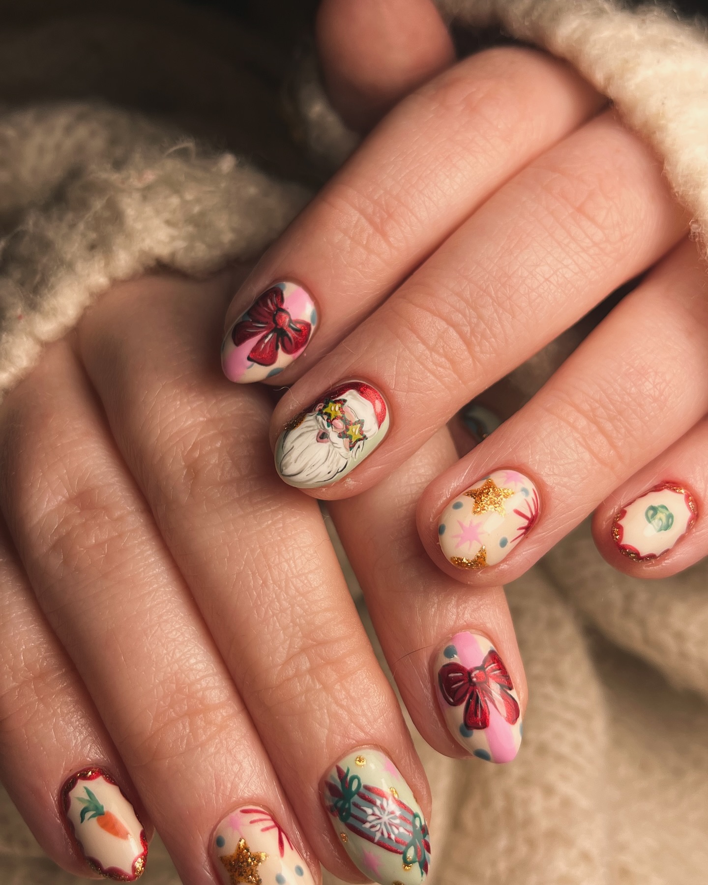 Vintage Santa And Bow Christmas Oval Nails