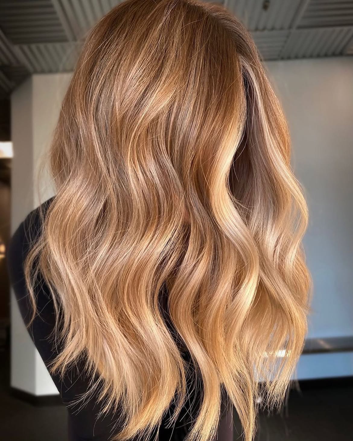 Warm Honey Blonde Highlights With Soft Lived-In Waves