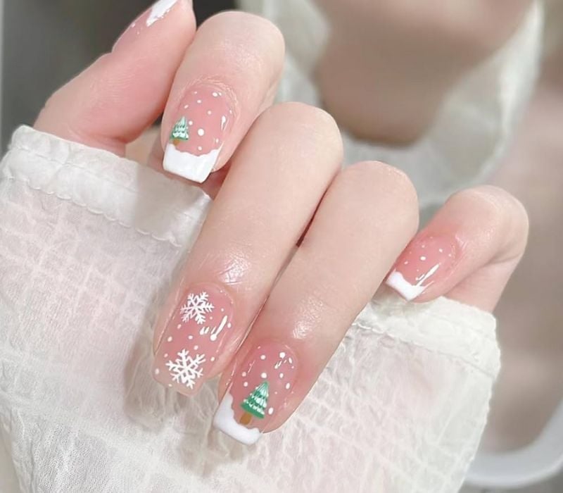 Short Square Nails With White French Tips And Christmas Motifs Short Square Nails With White French Tips And Christmas Motifs — White Christmas Nails